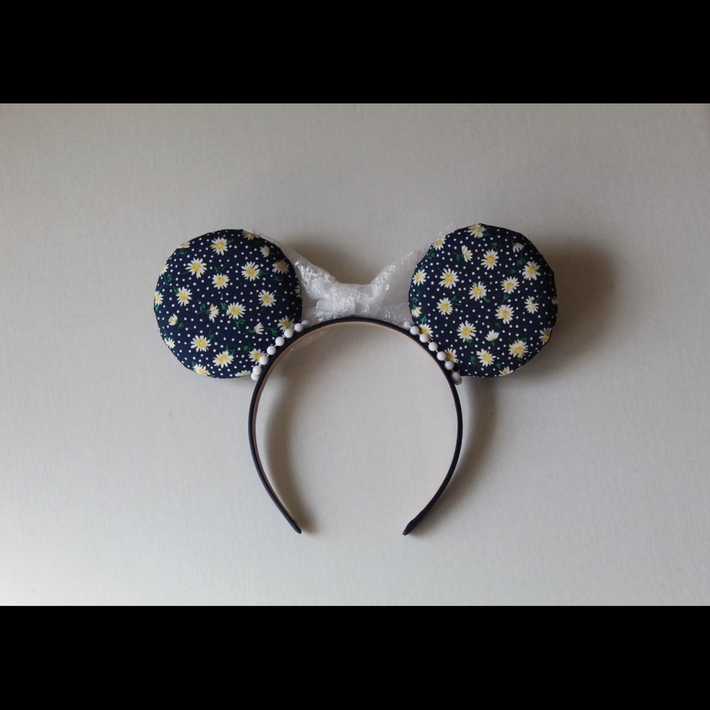 Minnie Mouse eats - Picture 3 of 8